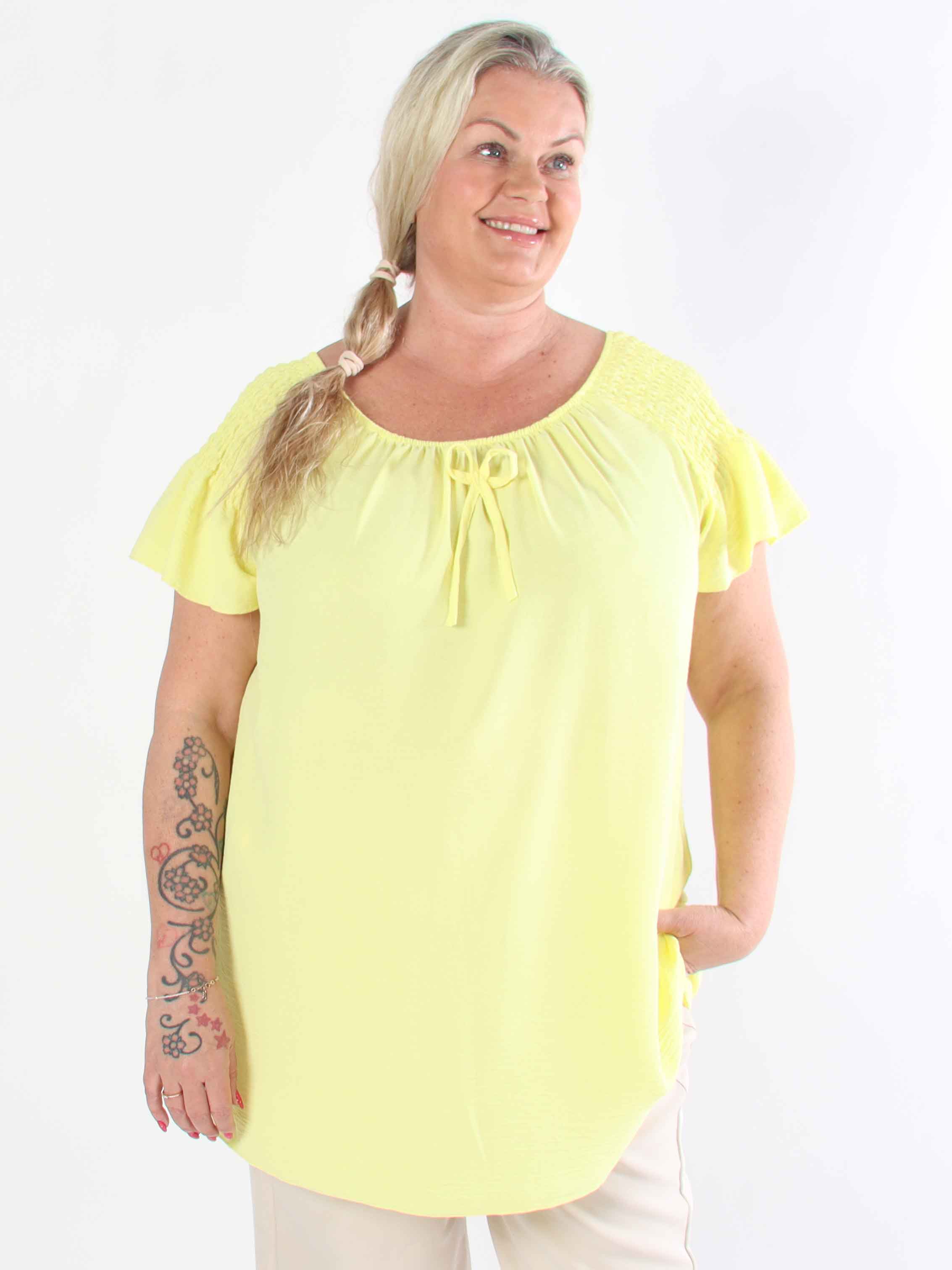 Esther - Plus size tunika med flæseærmer og elastik i udskæringen